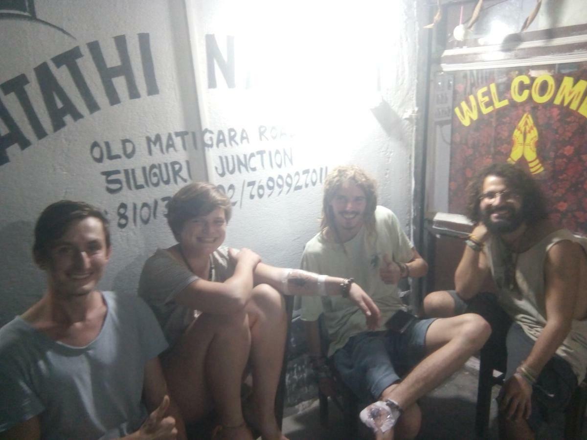 סיליגורי Atathi Niwas Guest House For Backpackers And Travellers מראה חיצוני תמונה